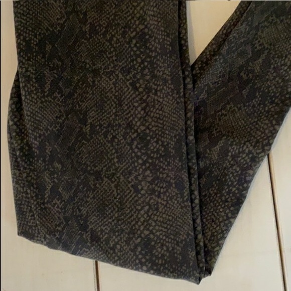 ❗️SOLD❗️ FAUX Aligator Skin Print Leggings - Picture 9 of 9